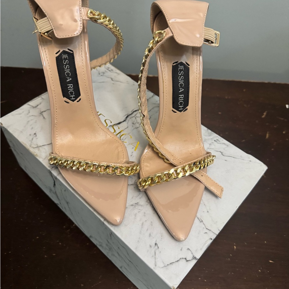 Jessica Beige Heels with Gold Chain Accent Size 7 w/ Original Box